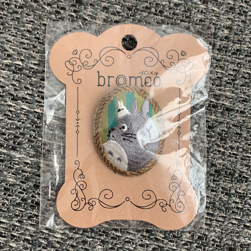 SOLD 🚫 Studio Ghibli Totoro cameo embroidered brooch - Picture 2 of 5